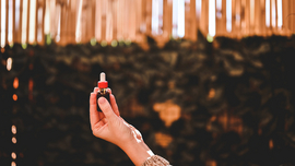 Nahaufnahme eines Fl&auml;schchens mit alternativer Medizin