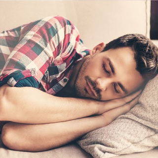 BKK-VBU Versicherten-Newsletter: Mann beim Mittagsschlaf auf der Couch