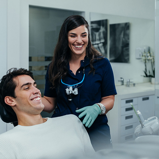 Foto einer Zahn&auml;rztin mit ihrem Patient in der Zahnarztpraxis.