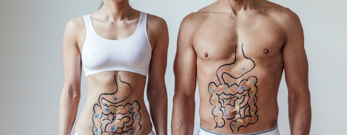 Mann und Frau in Unterw&auml;sche mit einem gezeichneten Darm auf dem Bauch
