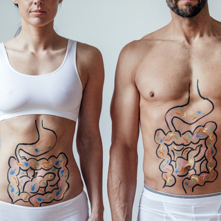 Mann und Frau in Unterw&auml;sche mit einem gezeichneten Darm auf dem Bauch