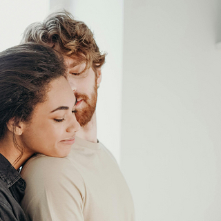 Junges Paar, das sich umarmt