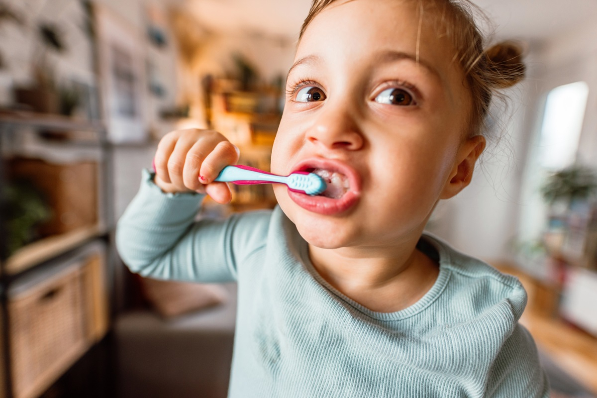 Ein junges M&auml;dchen putzt Z&auml;hne.