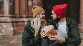 Junges Paar h&auml;lt ge&ouml;ffnete Geschenkbox