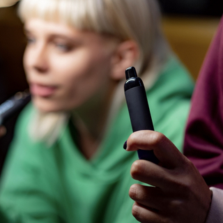 Zwei Frauen mit E-Zigaretten in der Hand