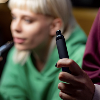Zwei Frauen mit E-Zigaretten in der Hand