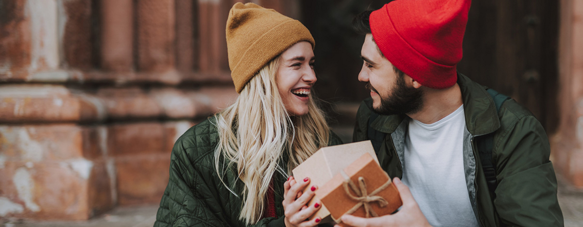 Junges Paar h&auml;lt ge&ouml;ffnete Geschenkbox