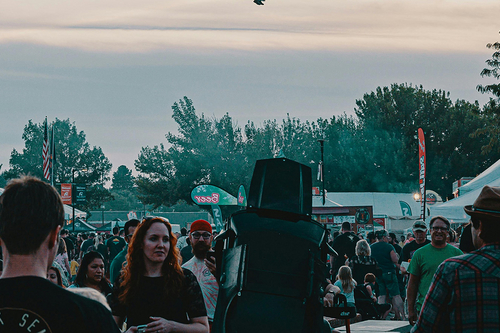 Viele Menschen tummeln sich auf einem Festivalgel&auml;nde