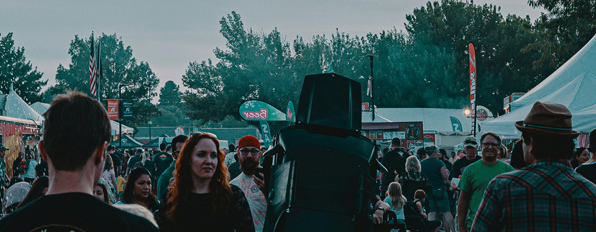 Viele Menschen tummeln sich auf einem Festivalgel&auml;nde