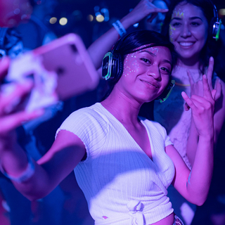 M&auml;dchen macht ein Selfie im Club mit ihren Freundinnen