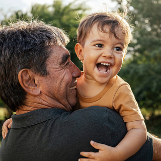 Gro&szlig;vater verbringt an sonnigen Tagen Zeit mit seinem Enkel im Park