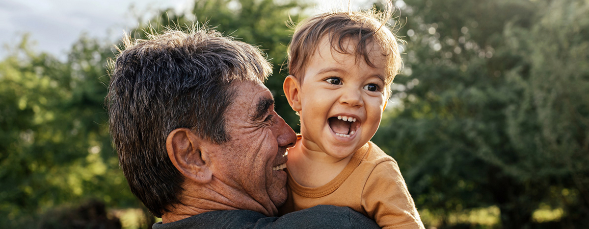 Gro&szlig;vater verbringt an sonnigen Tagen Zeit mit seinem Enkel im Park