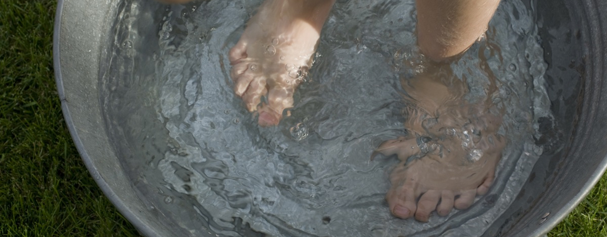 Kneipp-Wassertreten in einer Wanne