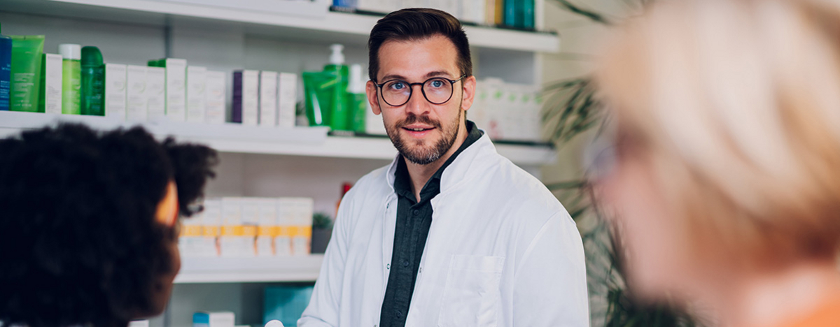 Portr&auml;t eines Mannes, der in einer Apotheke arbeitet
