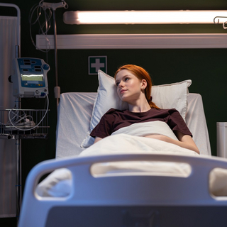 Frau im Krankenhausbett