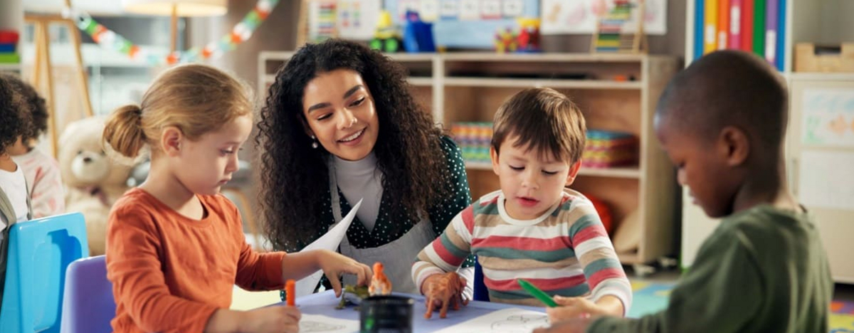 Zeichnen, Erziehung und Lehrer mit Kindern im Klassenzimmer zum Lernen, Studenten und kreative Kunst. Wachstum, Kindergarten und Akademie mit Frau und Kindern in der Schule zur Hilfe und Kindesentwicklung