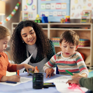 Zeichnen, Erziehung und Lehrer mit Kindern im Klassenzimmer zum Lernen, Studenten und kreative Kunst. Wachstum, Kindergarten und Akademie mit Frau und Kindern in der Schule zur Hilfe und Kindesentwicklung