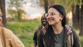 Freunde, die die Natur erkunden