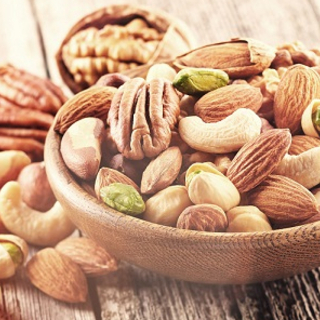 BKK-VBU Versicherten-Newsletter: Schale mit verschiedenen N&uuml;ssen auf Holztisch