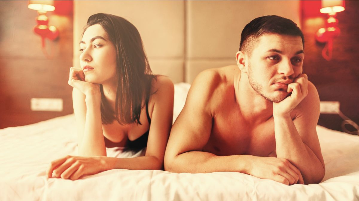 Unzufriedenes Paar im Bett.