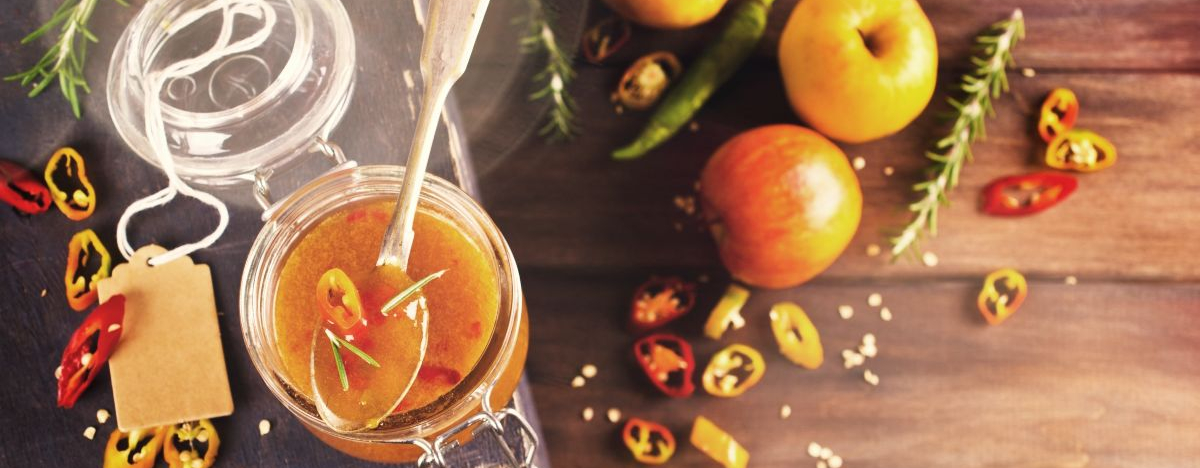 Ge&ouml;ffnetes Glas mit Apfel-Chilli-Chutney von oben