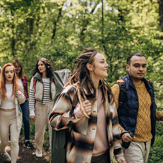 Eine Freundesgruppe wandert in einem Wald