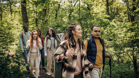 Eine Freundesgruppe wandert in einem Wald