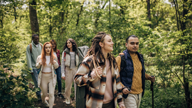 Eine Freundesgruppe wandert in einem Wald