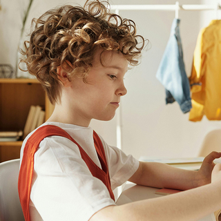 Kind schaut auf ein Tablet