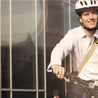 BKK-VBU Versicherten-Newsletter: Bild eines Mannes der mit dem Rat auf dem Weg zur Arbeit ist.