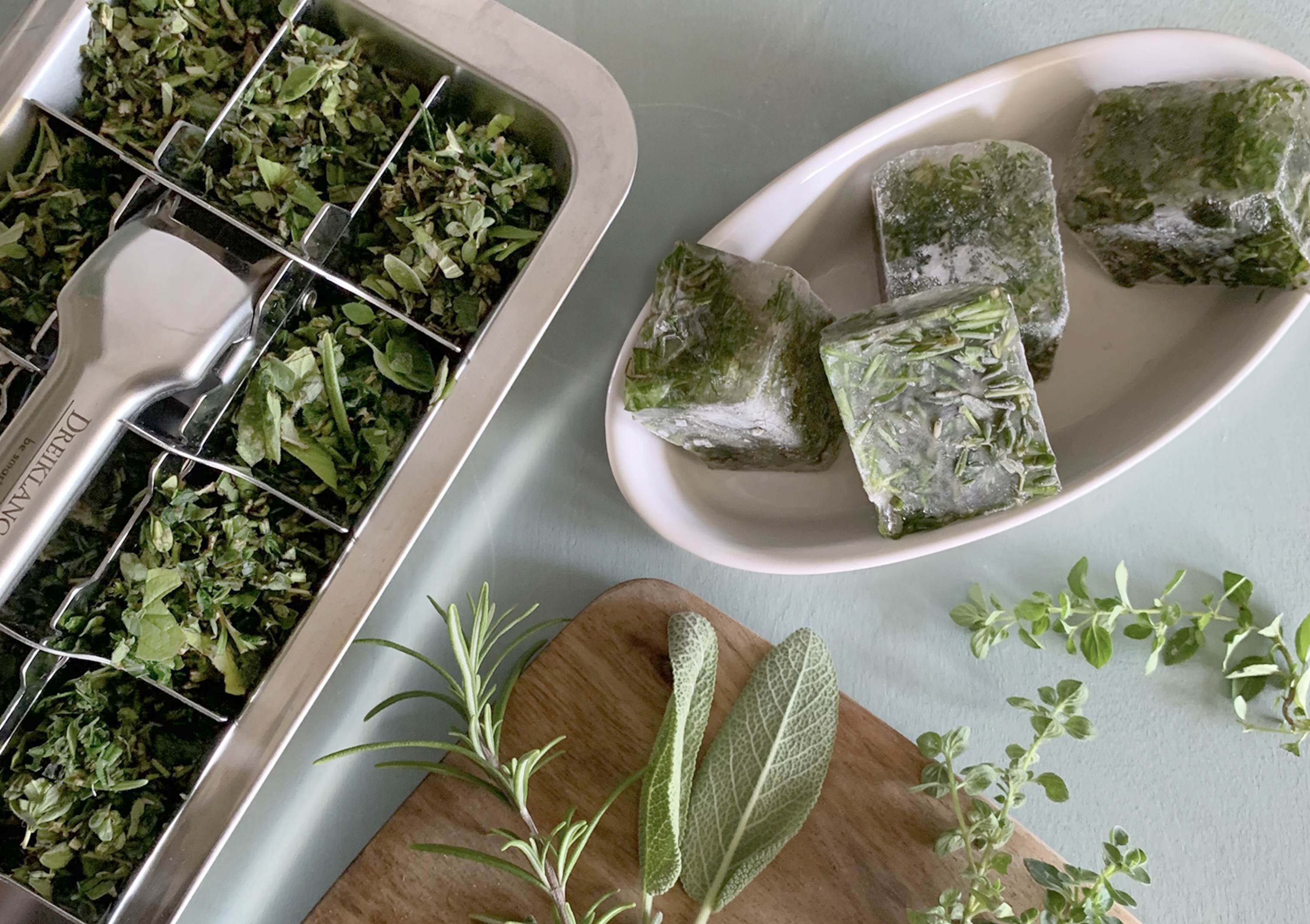 Kr&auml;uter gef&uuml;llt in Eisw&uuml;rfelformen