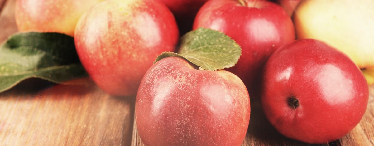 Rote &Auml;pfel auf einem Tisch