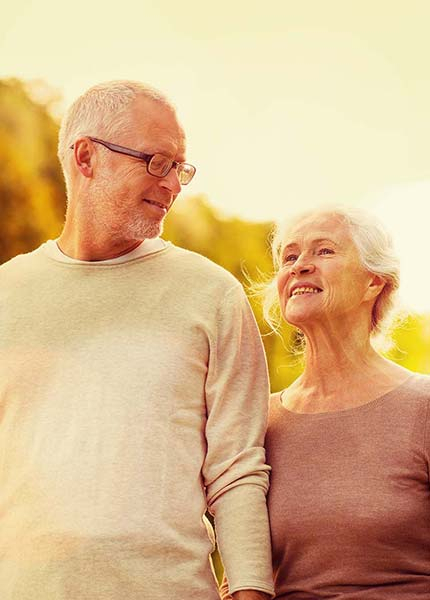BKK VBU Lebensphase Rentner: &auml;lteres P&auml;rchen in der Natur