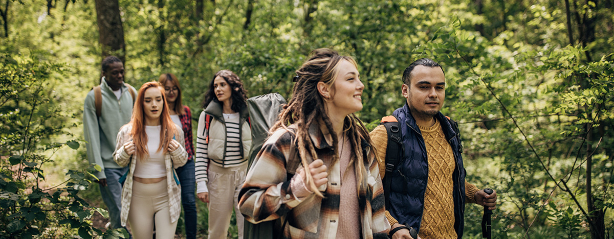 Eine Freundesgruppe wandert in einem Wald