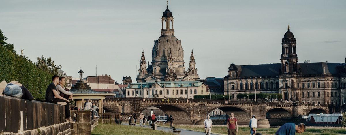 Foto von der Frauenkirche mit Elbufer im Vordergrund