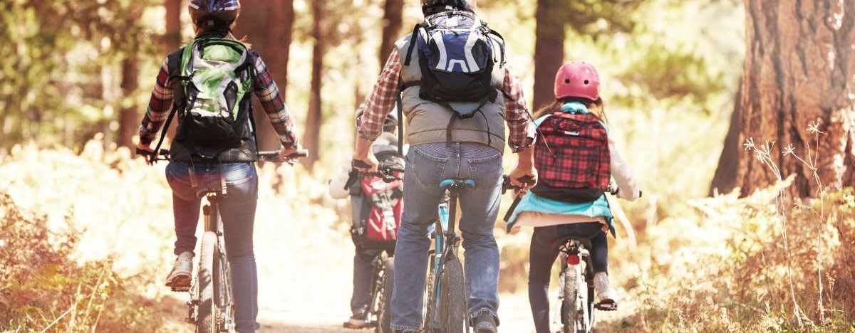 Familie f&auml;hrt Fahrrad im Wald