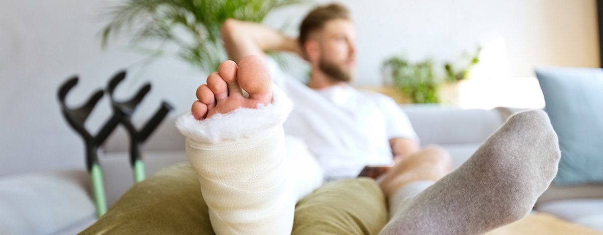 Junger Mann mit gebrochenem Fu&szlig;