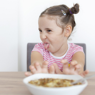Junges M&auml;dchen will ihr M&uuml;sli nicht essen. Hat sie ARFID?