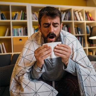 Ein kranker Mann leidet an einer Erk&auml;ltung.