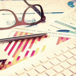 Ein Bild von einem vollen Schreibtisch. 