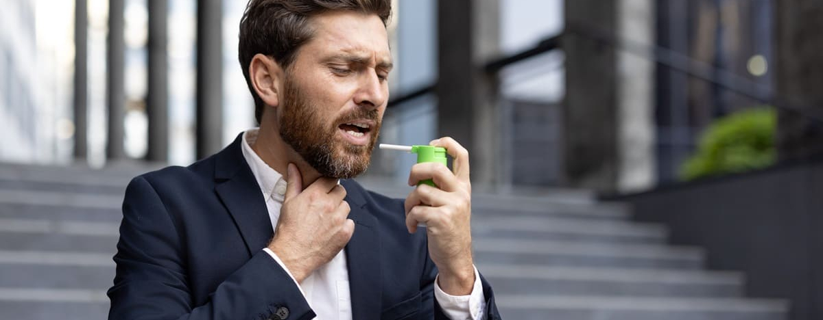 Ein reifer Gesch&auml;ftsmann leidet unter Halsschmerzen und einer Entz&uuml;ndung des Halses.