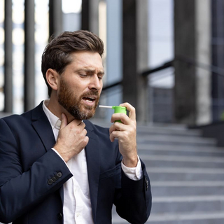 Ein reifer Gesch&auml;ftsmann leidet unter Halsschmerzen und einer Entz&uuml;ndung des Halses.