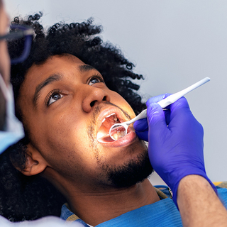 Junger Patient bei der Zahn&auml;rztlichen Untersuchung