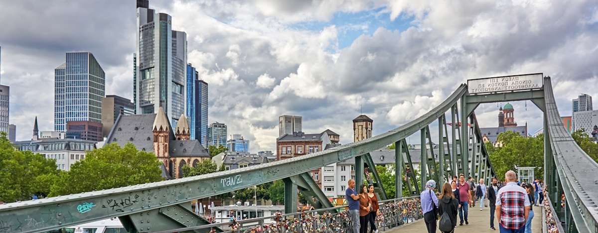 Foto vom Eisernen Steg in Frankfurt am Main mit Blick auf die Skyline