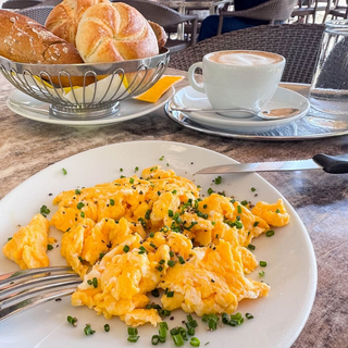 K&ouml;stliches Fr&uuml;hst&uuml;ck mit R&uuml;hrei und Kaffee auf dem Marmortisch