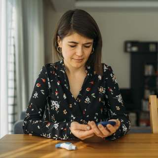 Frau kontrolliert ihren Blutzuckerspiegel