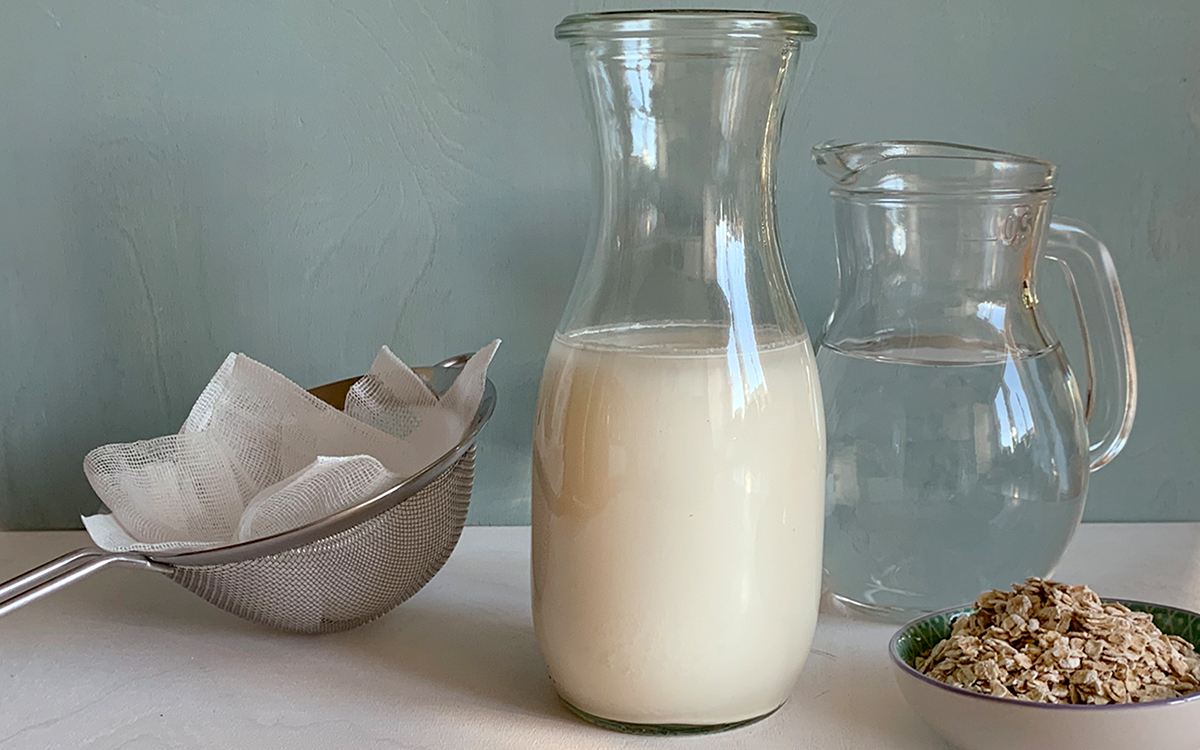 Zutaten und Utensilien f&uuml;r die Herstellung von Haferdrinks
