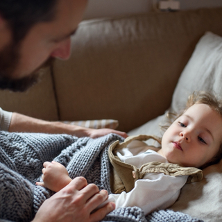Vater k&uuml;mmert sich um kranke Tochter