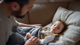 Vater k&uuml;mmert sich um kranke Tochter