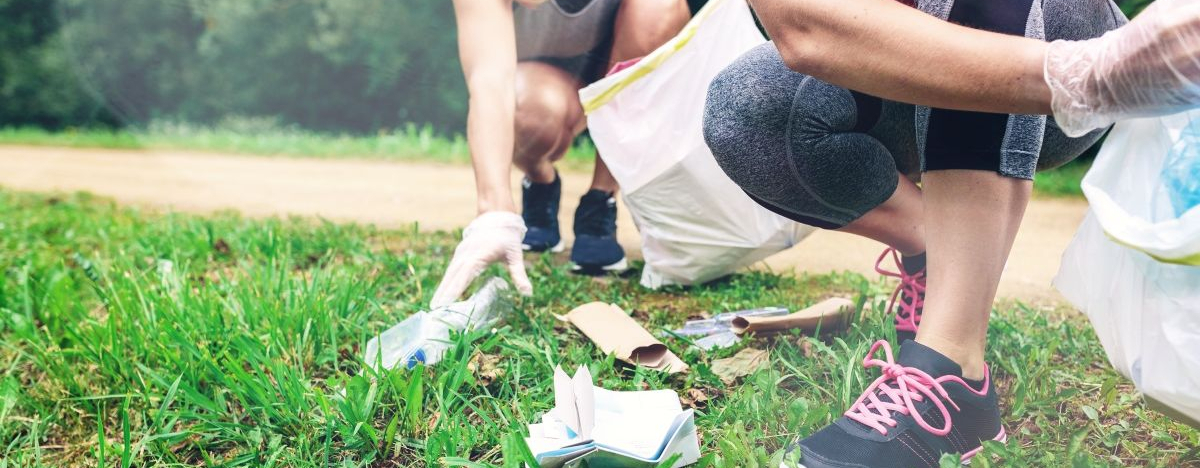 Plogging: Sportler, die w&auml;hrend des Laufens M&uuml;ll einsammeln